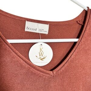 NWT: Katie Waltman Women beautiful V-Neck Rust knitSweater S/M ribbed hem detail